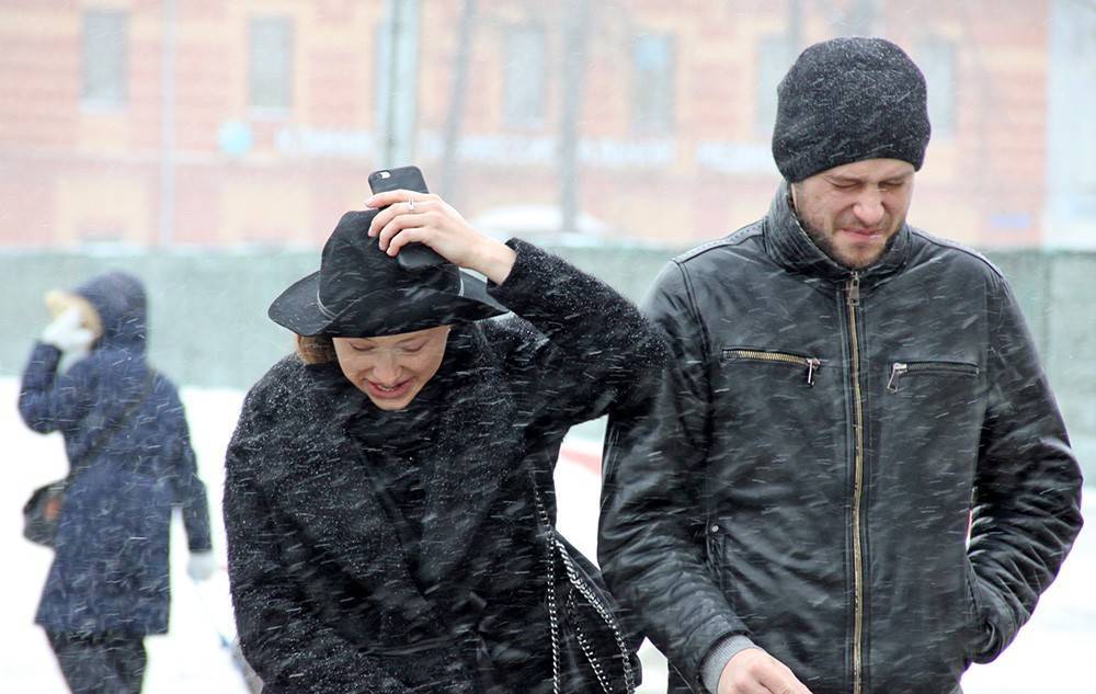 Москвичей предупредили о первом снеге и сильном ветре