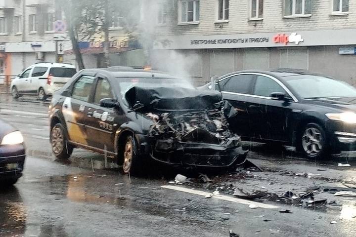 Утром в центре Твери разбилось такси