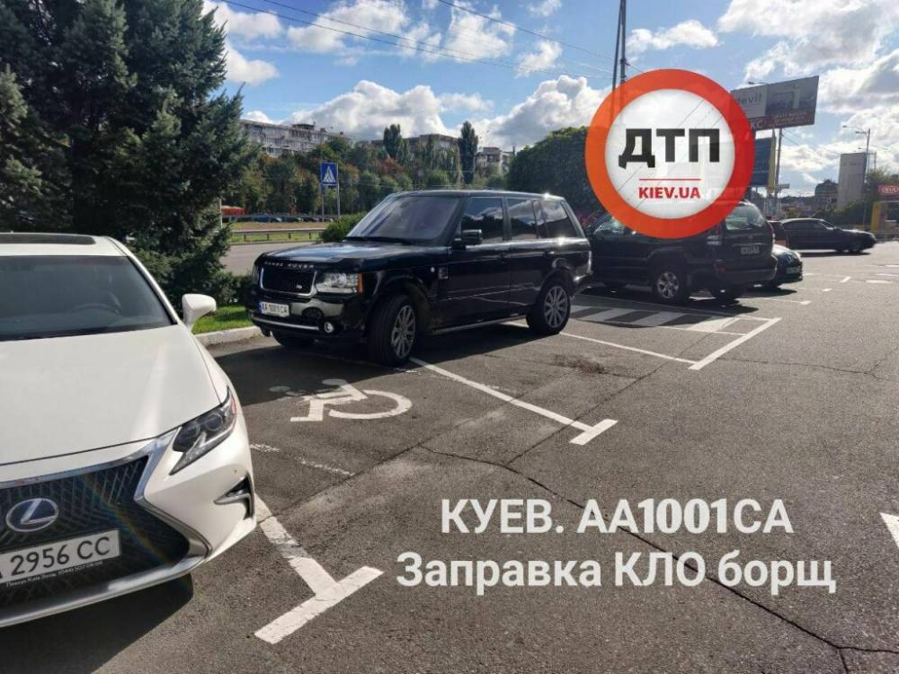 В Киеве водитель Range Rover отметился хамской парковкой