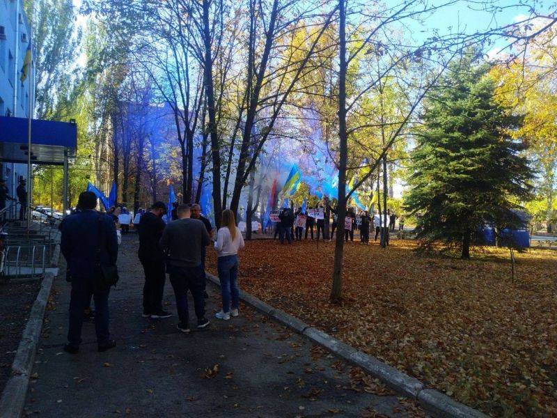 В Донецкой области активисты ОПЗЖ пикетировали суд с флагами "Азова" и "Правого сектора" – СМИ