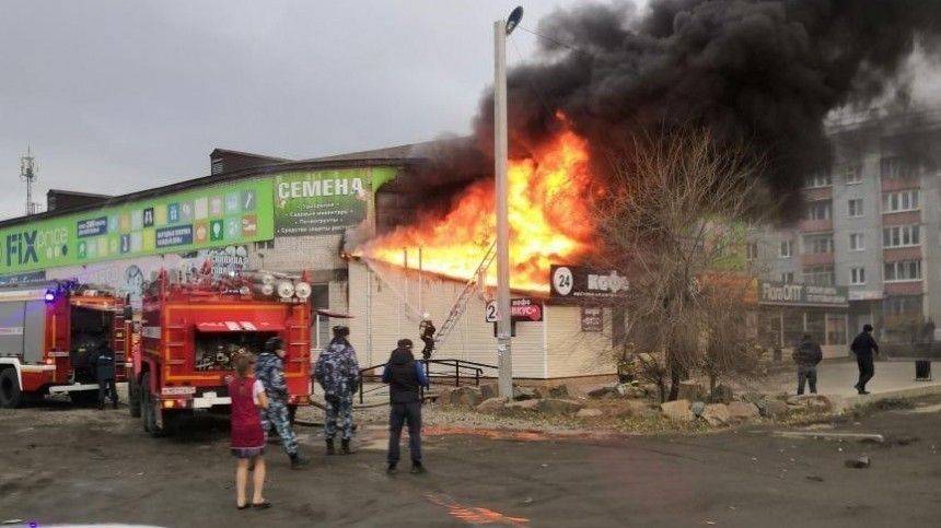 Крупный пожар почти полностью уничтожил рынок в Чите