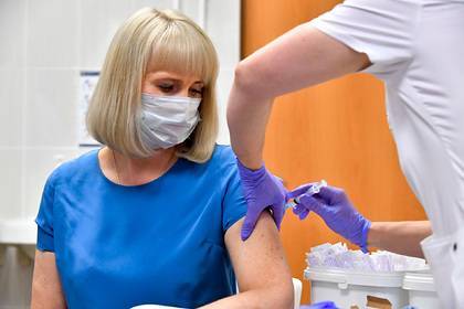 Названы сроки массовой вакцинации от коронавируса по месту жительства в России