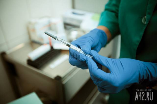 Названы сроки начала массовой вакцинации от коронавируса по месту жительства