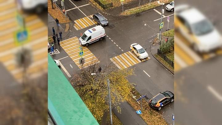 Автомобиль каршеринга насмерть сбил москвичку после столкновения со скорой