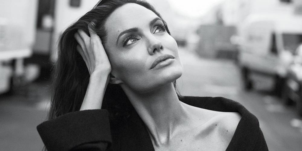 В total black. Анджелина Джоли восхитила элегантным образом на прогулке с сыном