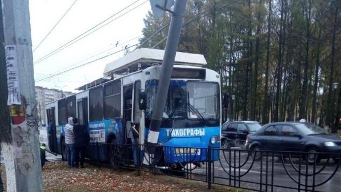 Во Владимирской области троллейбус с пассажирами протаранил столб