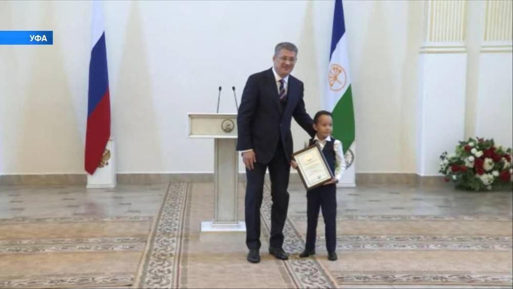 Радий Хабиров вручил госнаграды в честь 101-летия Мустая Карима