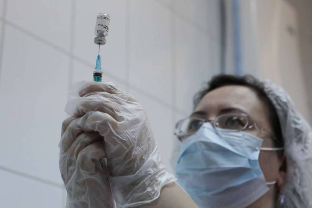 Вирусолог рассказал, кому вакцинация от коронавируса пойдет на пользу