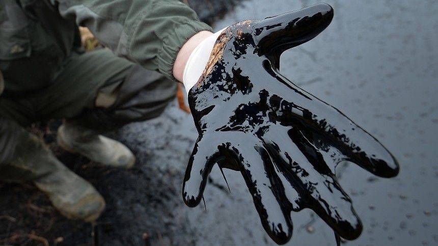Огромный нефтяной фонтан бил на месторождении в Югре — видео