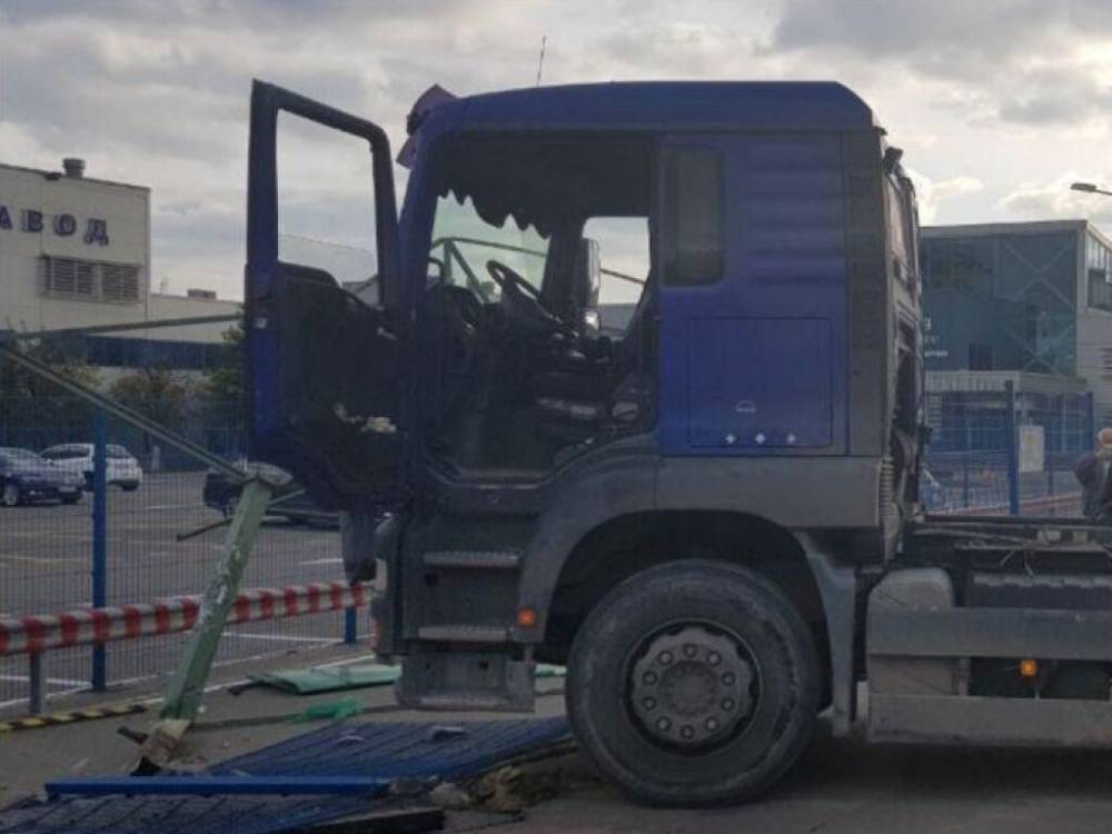 В Киеве у пивзавода грузовик с отказавшими тормозами снес остановку