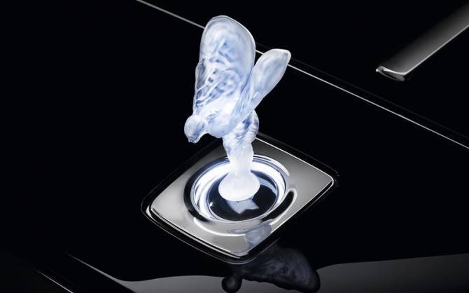 Rolls-Royce снимает статуэтку с подсветкой на капоте автомобилей из-за директивы ЕС