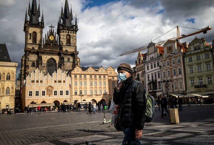 В Чехии ужесточили карантин: в стране ввели обязательный "масочный режим"