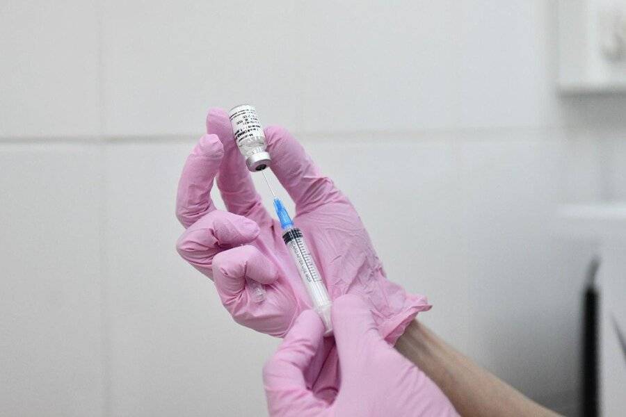 Массовая вакцинация сделает ситуацию с COVID-19 управляемой