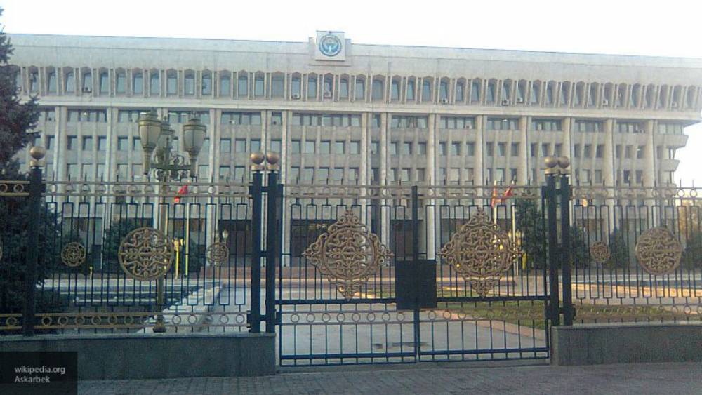 Парламент Киргизии не смог определить дату выборов