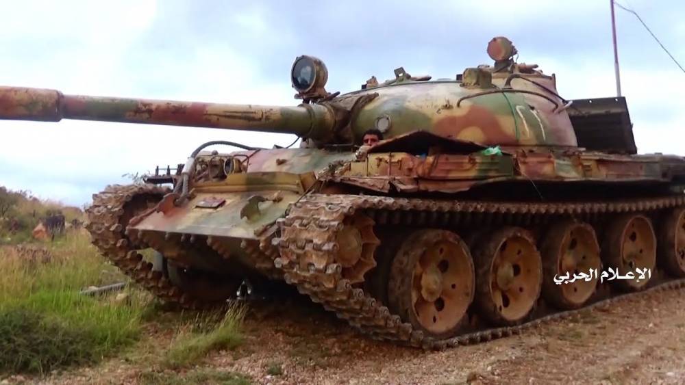 Видео: хуситы при поддержке танка выбили противника с высоты