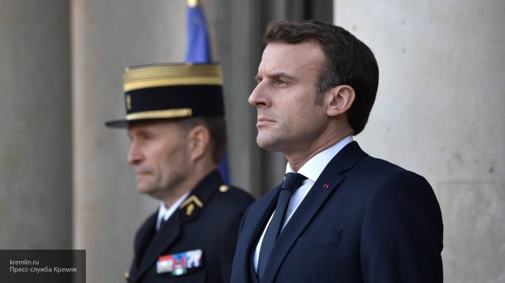 Макрон назвал убитого под Парижем учителя лицом Французской Республики