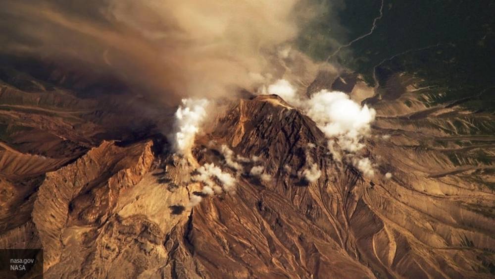 Извергающийся вулкан на Камчатке засыпал пеплом два поселка