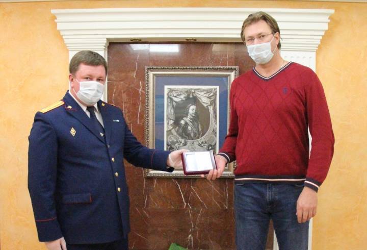 Герой, спасший детей из горящей машины, получил медаль «За доблесть и отвагу»