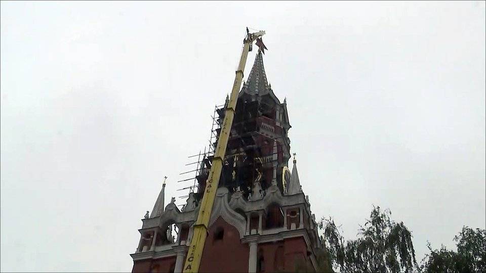 На звонницу Спасской башни начали поднимать и устанавливать уникальные колокола