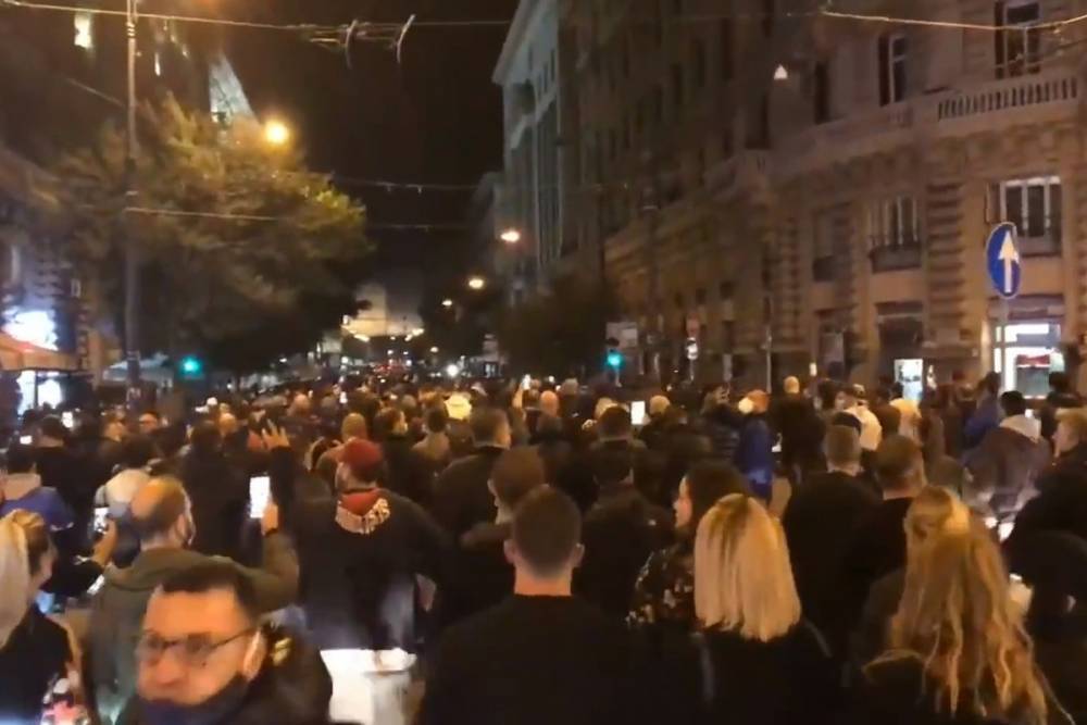 В Неаполе протест против COVID-мер перерос в столкновения с полицией