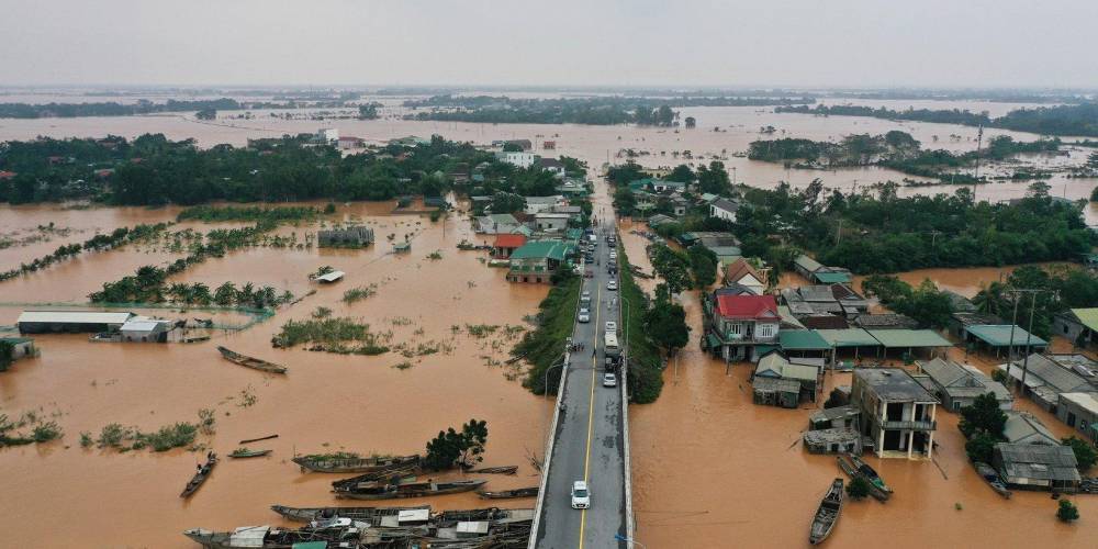 «Пять ночей мы спали в лодке». Из-за катастрофических наводнений во Вьетнаме 5 млн человек оказались в зоне бедствия — фоторепортаж