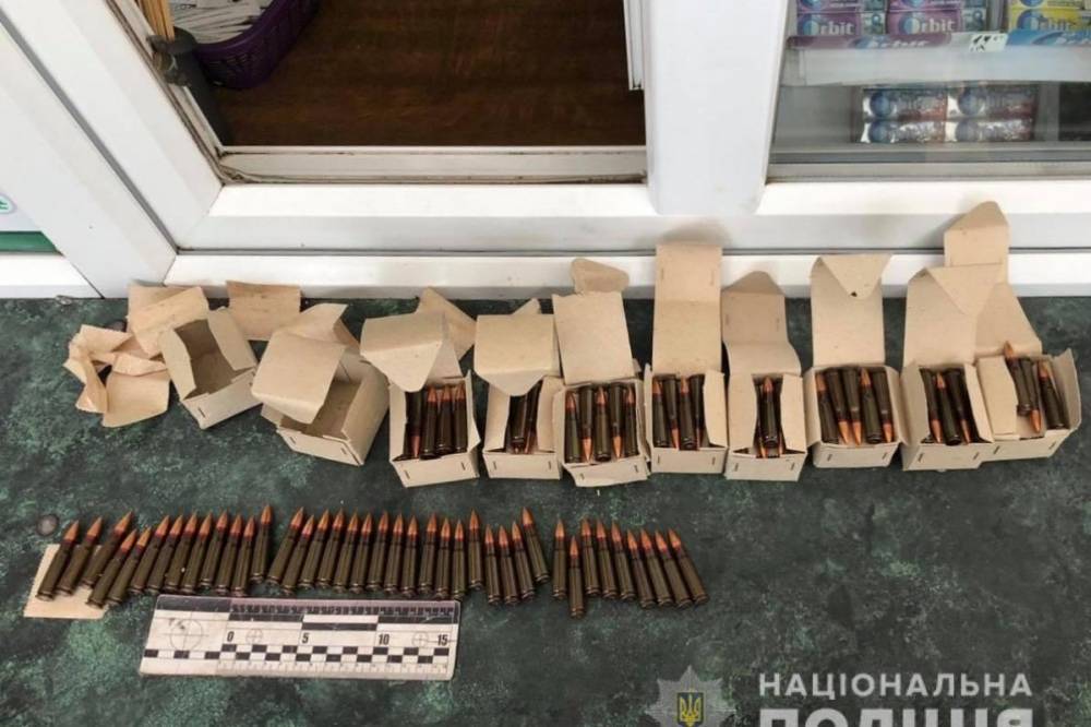 В Ужгороде поймали мужчину, который ходил по городу с двумя сотнями боеприпасов (видео)
