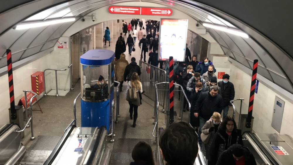 В метро Петербурга перед пассажирами без масок начали блокировать турникеты