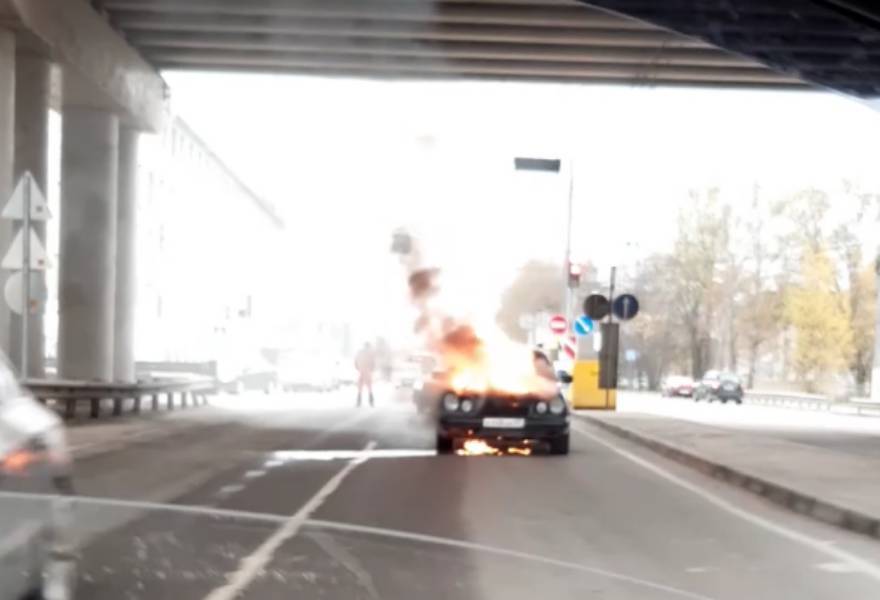 В Твери на дороге сгорела легковушка