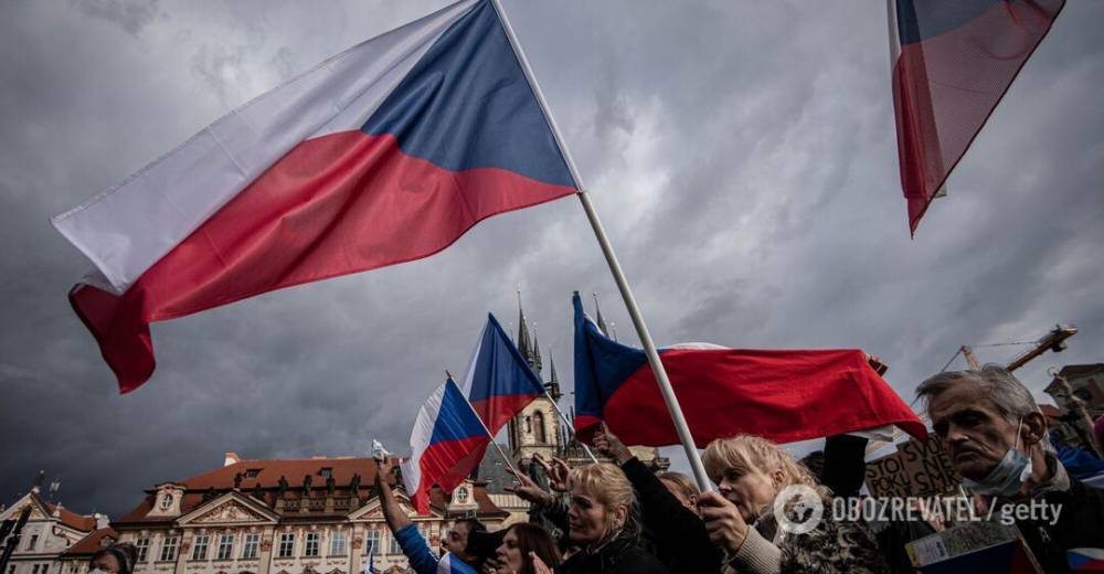 В Чехии усилили карантин: ужесточили масочный режим и готовы закрыть магазины
