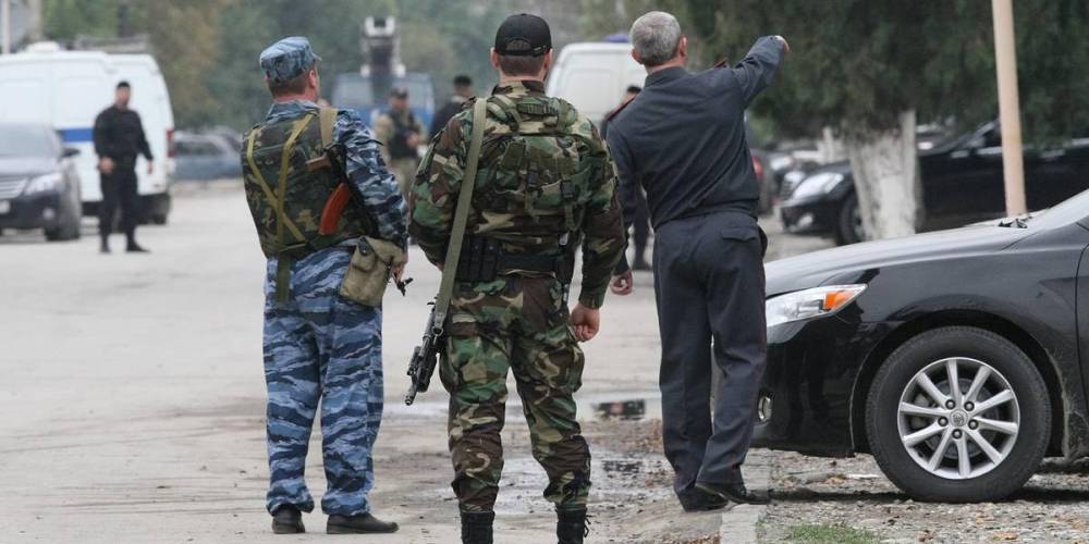 В Чечне в перестрелке между сотрудниками ОМОНа и СОБРа погибли два человека