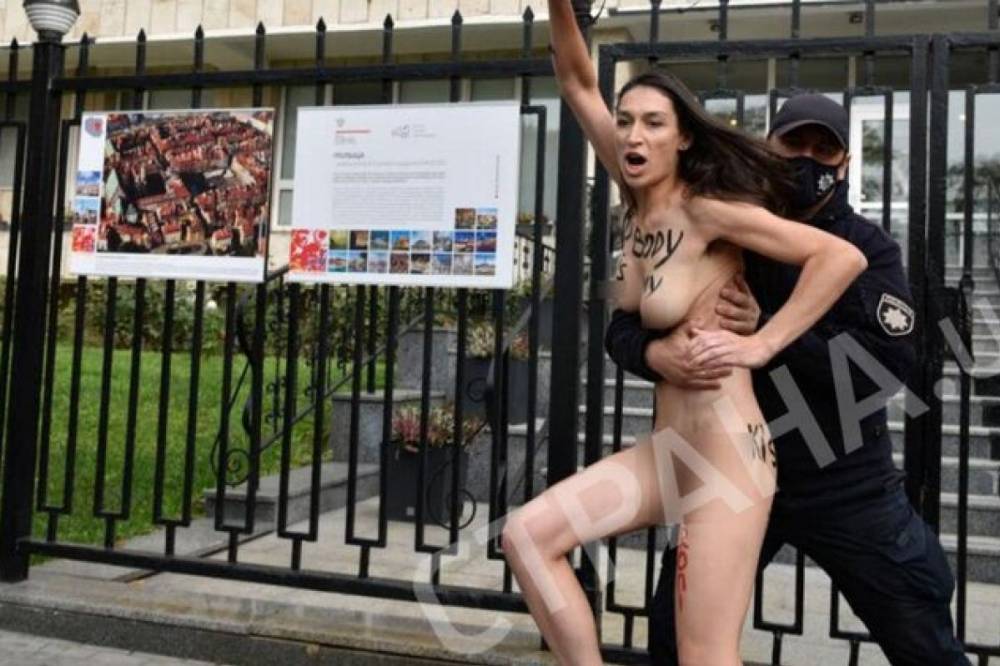 В Киеве активистка Femen обнажилась у польского посольства в знак протеста против запрета абортов (видео)