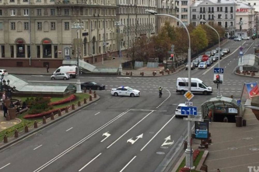 К Минску стягивают войска и спецтехнику, на улицах ставят ограждения