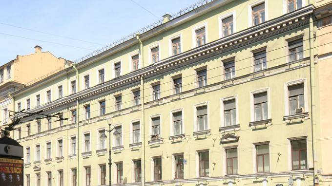 В здании штаба ЗВО Минобороны на Невском проспекте капитально отремонтируют фасады и кровлю