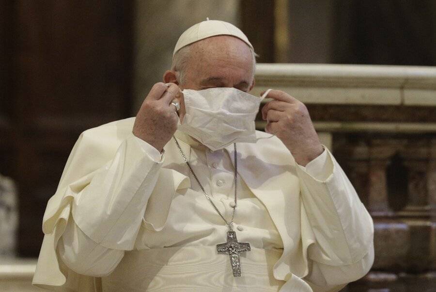 Папу Римского предупредили о риске заражения коронавирусом