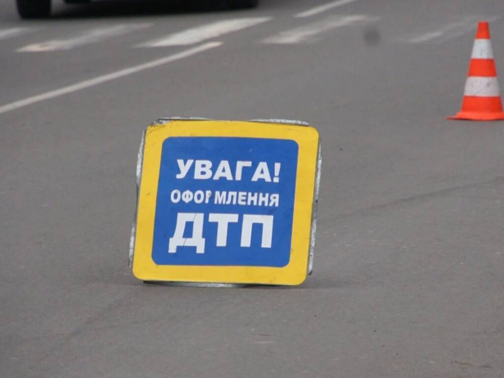 На ДВРЗ в Киеве пьяный велосипедист «уничтожил» стеклянную остановку