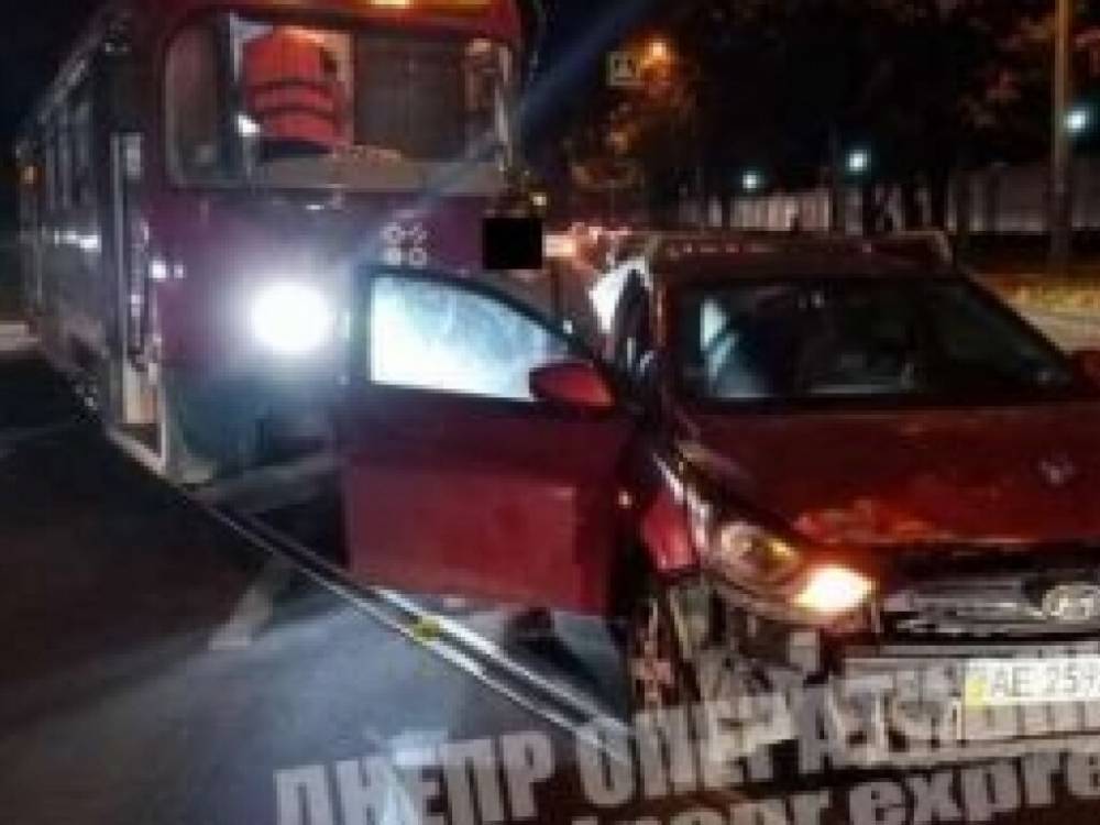 Водитель Hyundai протаранил трамвай в Днепре