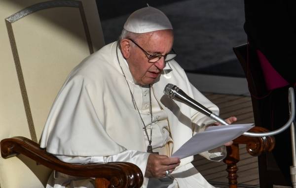 СМИ сообщили о неверном переводе слов папы римского об однополых парах