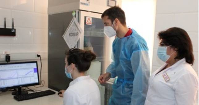 Немецкий специалист помогает таджикским медикам выявлять случаи инфицирования COVID-19