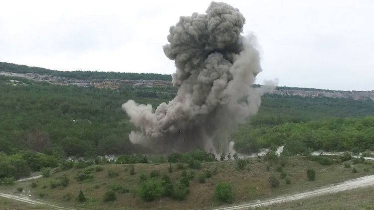 Опасную бомбу в пол центнера взорвали в Севастополе