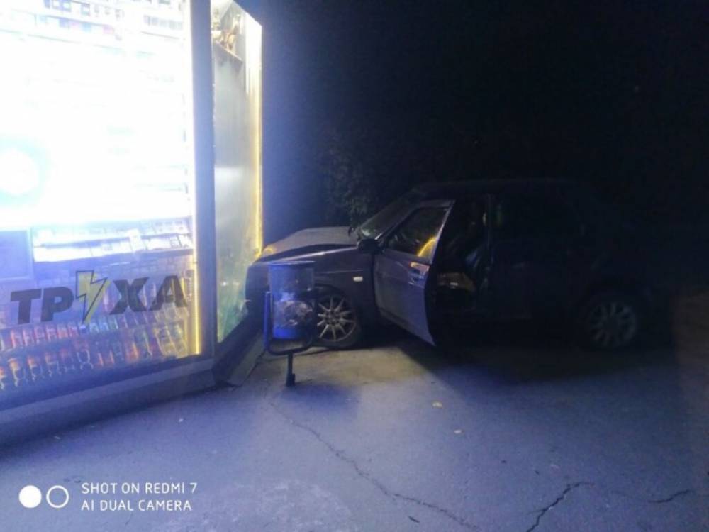 В Харькове автомобиль влетел в киоск