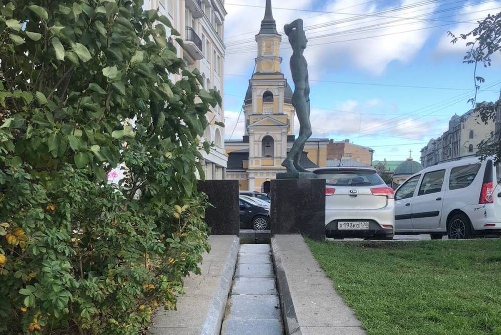 Жители Центрального района Петербурга пожаловались на мусор у фонтана «Река времени»