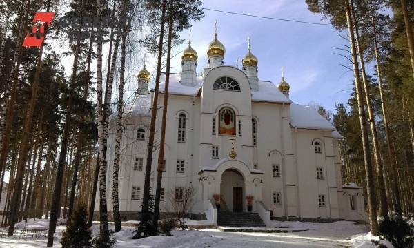 Пришедших с повесткой следователей не пустили в Среднеуральский монастырь