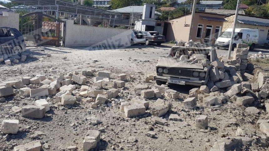 «Ни одна машина не уцелела»: видео с места попадания снаряда в Степанакерте