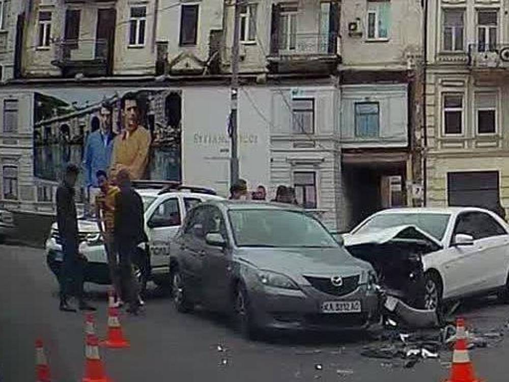 На Бессарабке в Киеве произошло ДТП: у авто значительные повреждения
