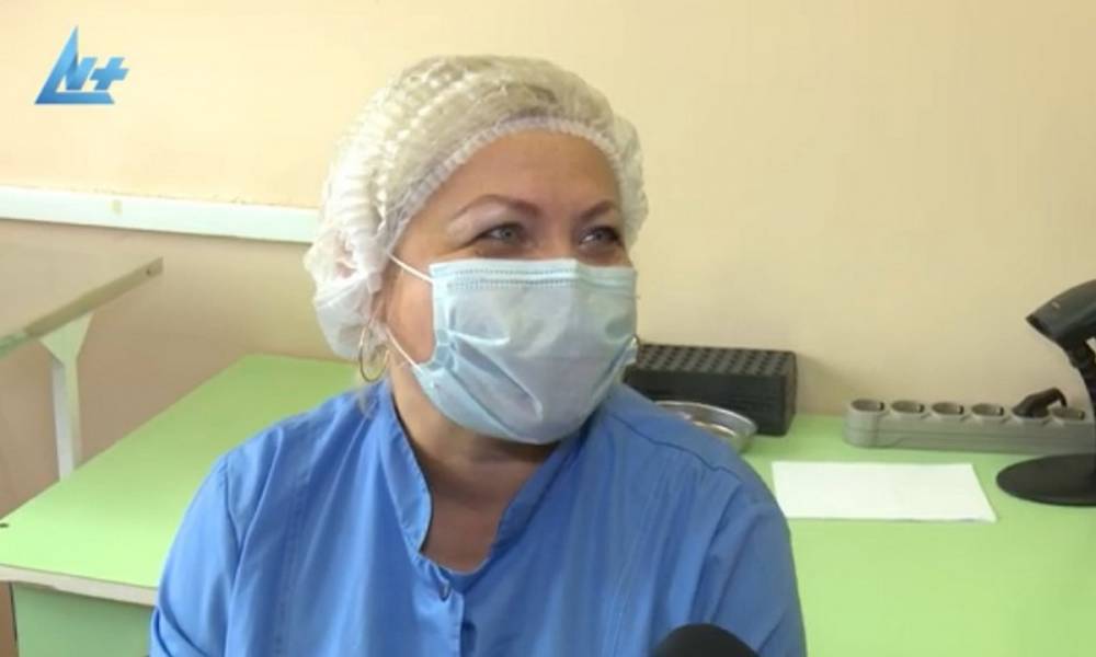 Медсестра, которая первой в Карелии привилась от коронавируса, жалуется на самочувствие