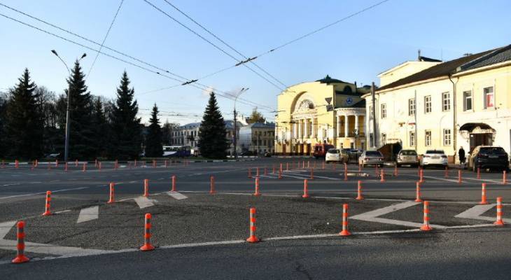 "Зимой уберем": в мэрии рассказали, зачем установили столбы в центре Ярославля