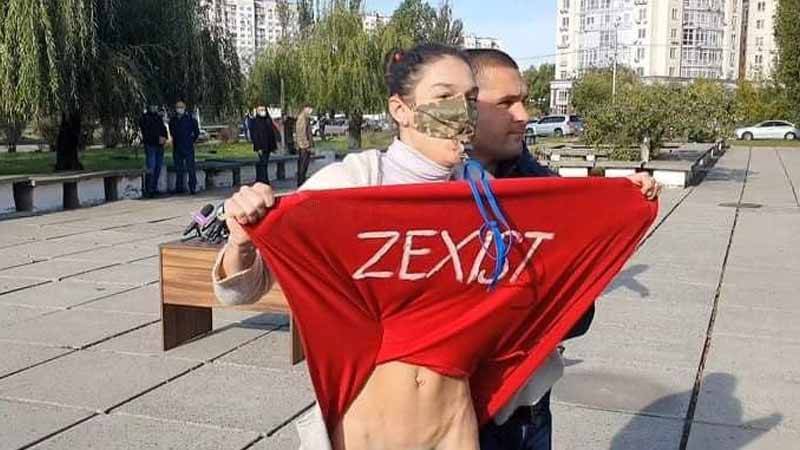 В Киеве активистка Femen оголилась перед Зеленским