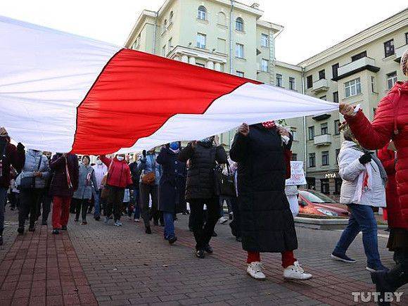 Десятки тысяч протестующих в Минске "проводили" Лукашенко звоном пустых кастрюль