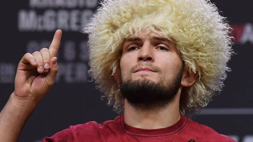 UFC показал, как Нурмагомедов задушил Гэтжи «треугольником»