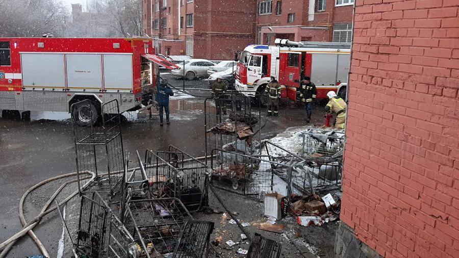 Магазин загорелся на первом этаже жилого дома в Екатеринбурге